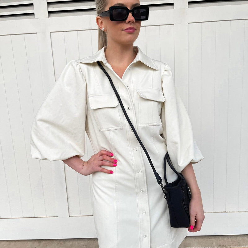 BOUTIQUE TINY Signature Neoprene Tote Bag With Zip - BLACK-Willow Bay BOUTIQUE TINY Signature Neoprene Tote Bag - Black Our signature collection is a unique addition to our Boutique Tiny range. With the same features as our traditional Boutique Tiny tote with the addition of the Willow Bay branded lining and the sailing rope handle in a single colour to match the bag. The newest addition to the Boutique Family, meet the Tiny! This bag is seriously cool. The perfect companion when needing to store only your