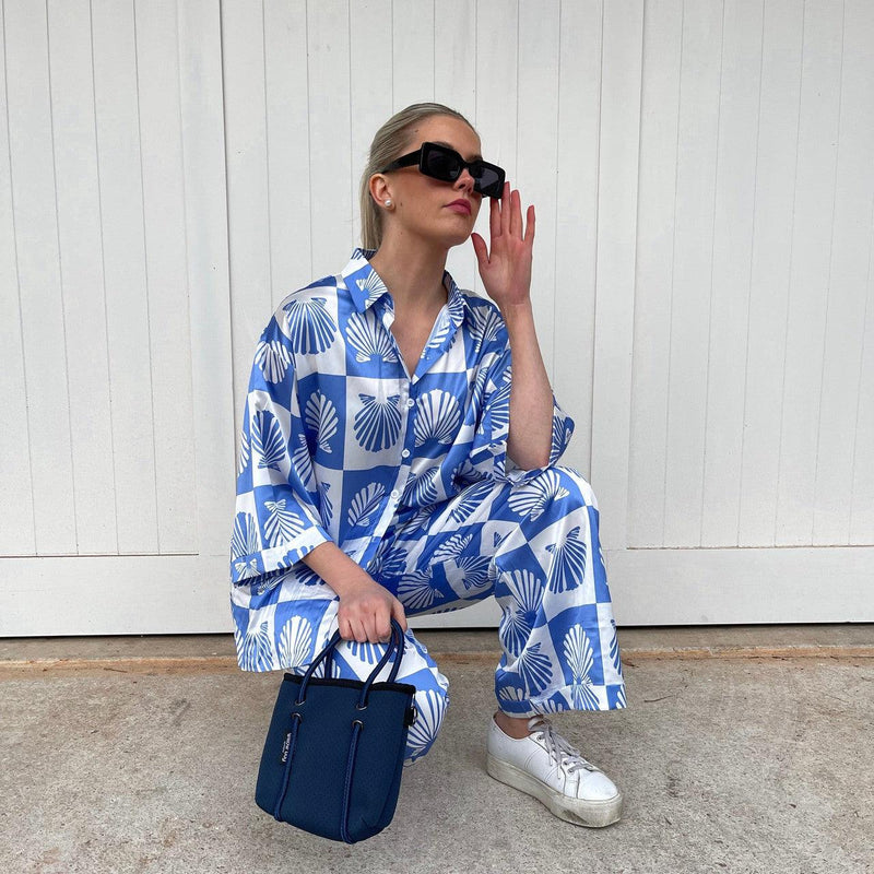 BOUTIQUE TINY Signature Neoprene Tote Bag With Zip - Navy-Willow Bay BOUTIQUE TINY Signature Neoprene Tote Bag - Navy Our signature collection is a unique addition to our Boutique Tiny range. With the same features as our traditional Boutique Tiny tote with the addition of the Willow Bay branded lining and the sailing rope handle in a single colour to match the bag. The newest addition to the Boutique Family, meet the Tiny! This bag is seriously cool. The perfect companion when needing to store only your es