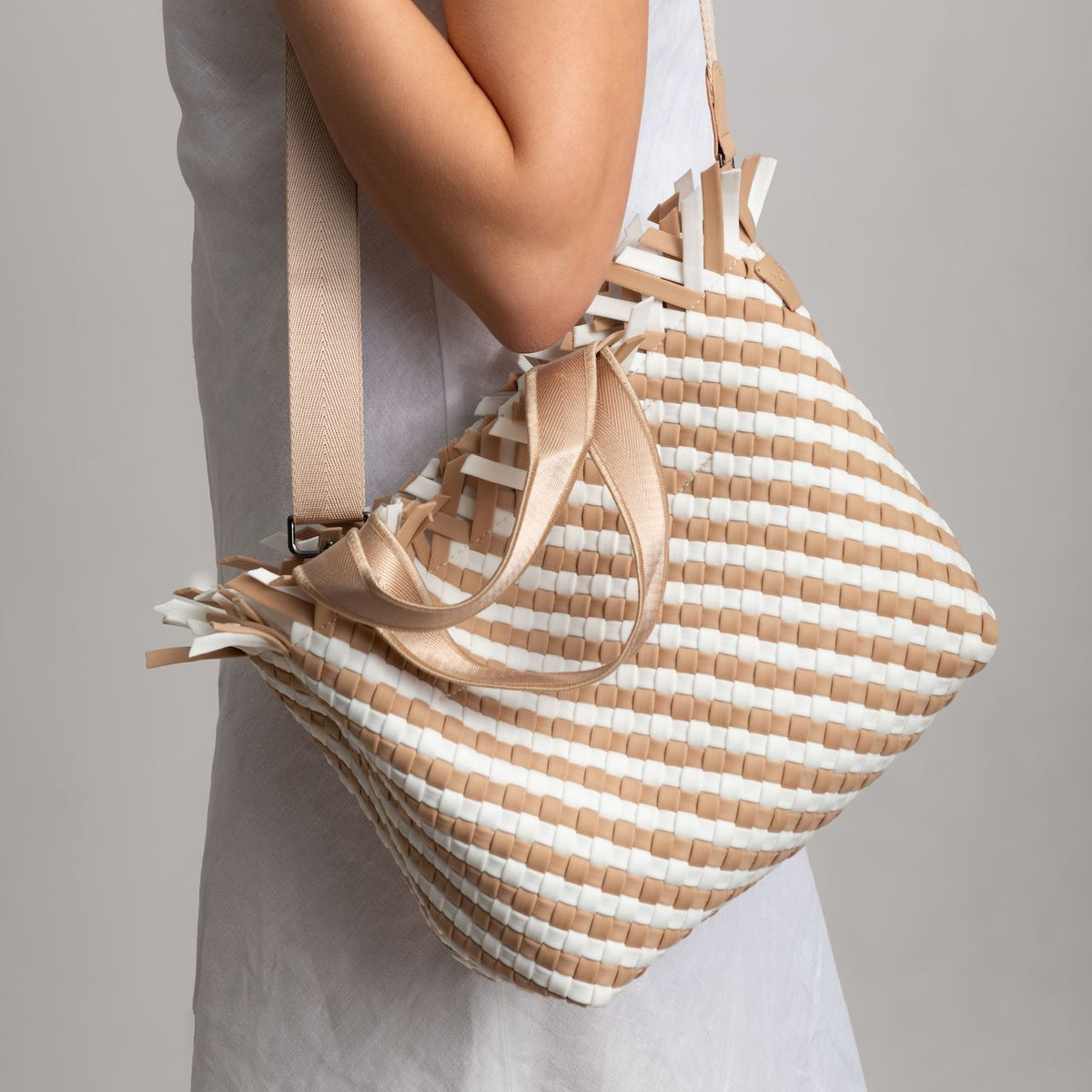 Woven Wanderer Crossbody Tote Bag - Beige/White