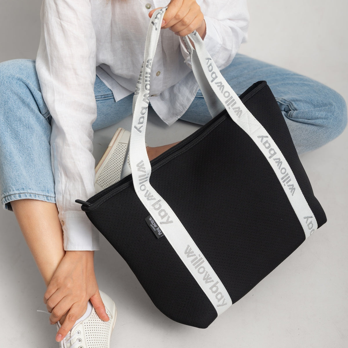 BOUTIQUE TRAVEL Neoprene Tote Bag With Zip (with luggage/trolley sleeve) - BLACK (WITH WHITE HANDLE)