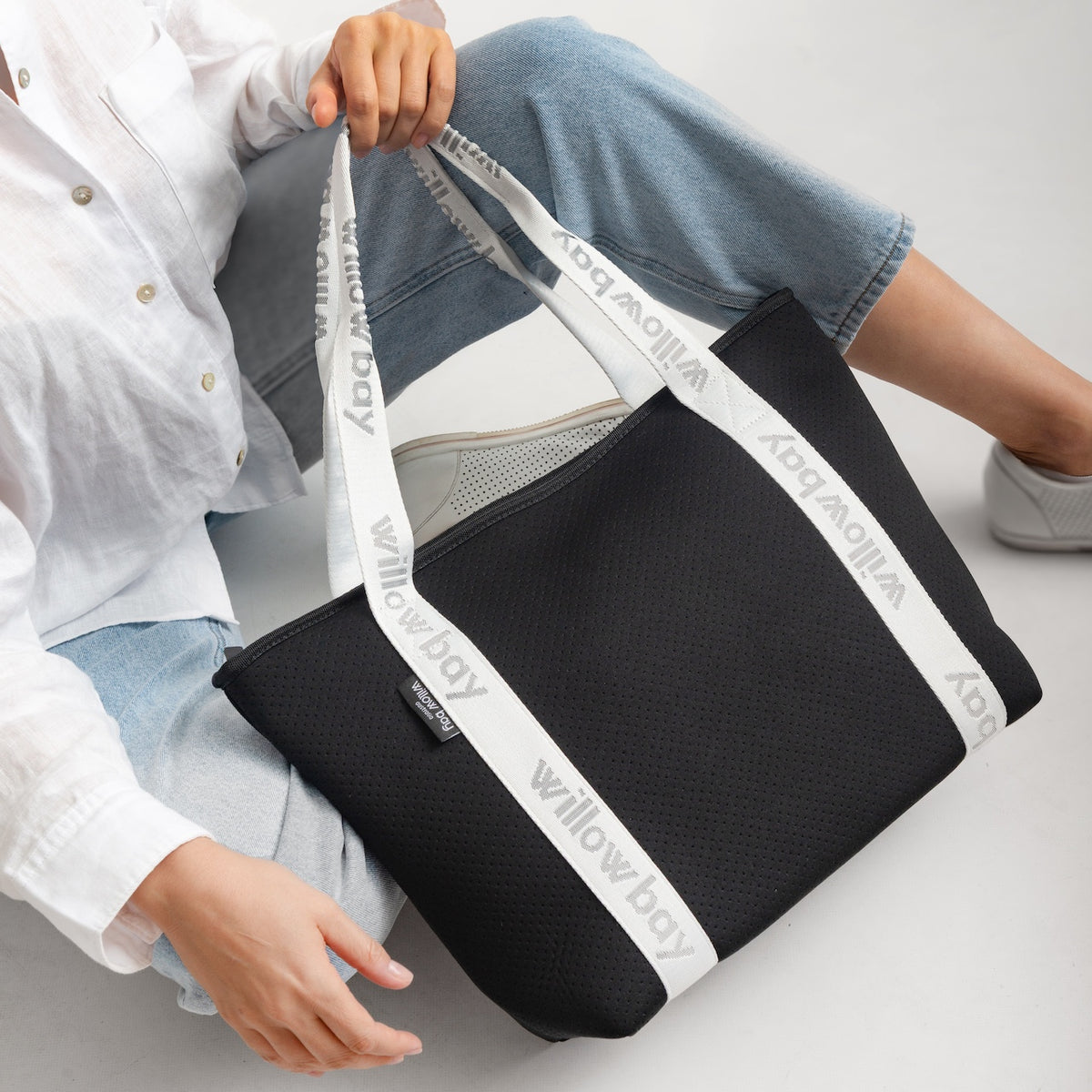 BOUTIQUE TRAVEL Neoprene Tote Bag With Zip (with luggage/trolley sleeve) - BLACK (WITH WHITE HANDLE)